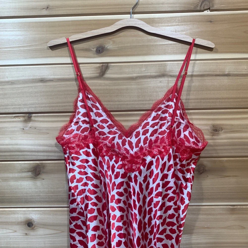 Victoria's Secret Cami Babydoll Slip Red Lips Lace Trim Sleepwear Lingerie‎ M